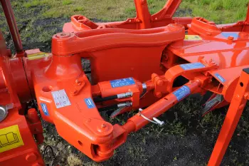 A folyamatosan változtatható beállításhoz traktorfülkéből működtethető hidraulikus oldaleltolási funkció is rendelkezésre áll.